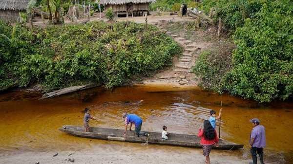 Awajún families on the river at Valle Escondido